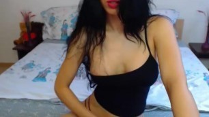 Morena Rumana Se Toca El Coño En Su Cama y Se Hace un Squirting