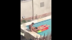 Jugamos En La Piscina