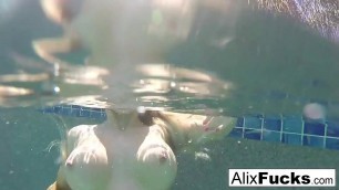 Busty blondes Alix Lynx & Cherie DeVille go skinnydipping&excl;